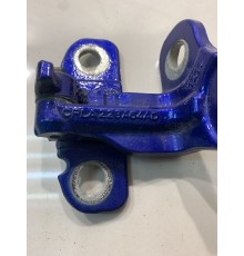 Петля двери (передняя, правая, нижняя)