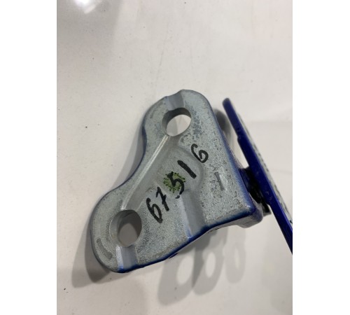 Петля двери (передняя, правая, нижняя)