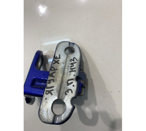 Петля двери (передняя, правая, нижняя)