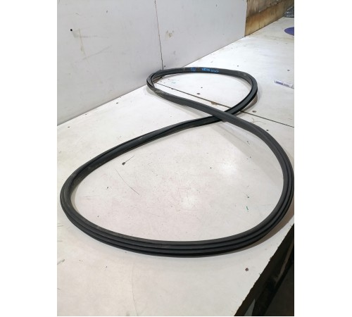 Уплотнитель двери передний левый