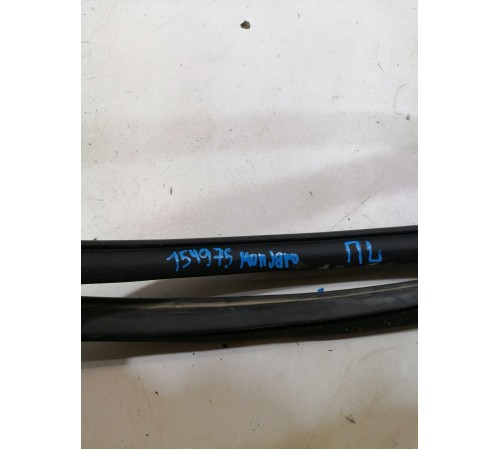 Уплотнитель двери передний левый