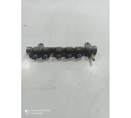 Топливная рампа левая