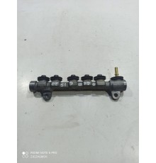 Топливная рампа левая