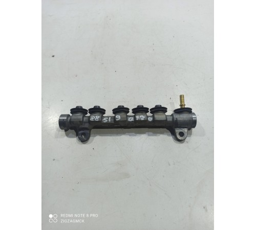 Топливная рампа левая