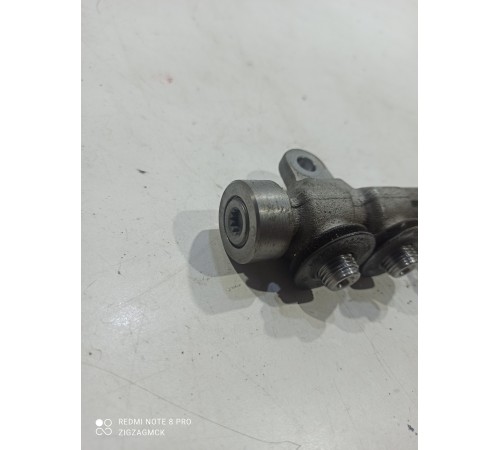 Топливная рампа левая