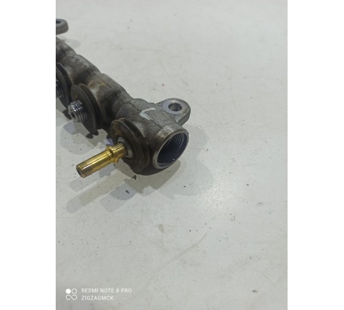 Топливная рампа левая