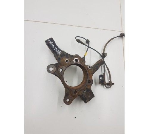 Кулак поворотный передний левый