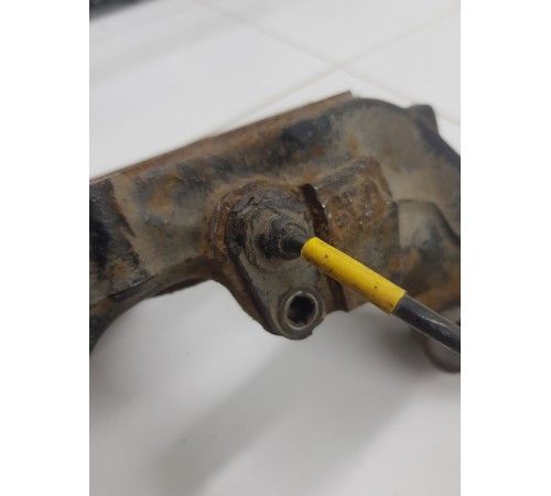 Кулак поворотный передний левый