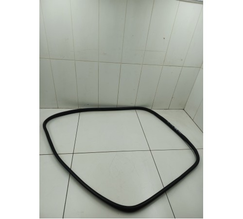 Уплотнитель двери передний левый