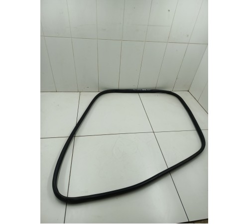 Уплотнитель двери передний левый