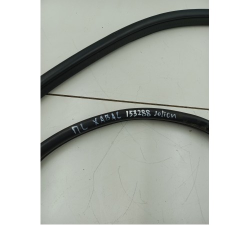 Уплотнитель двери передний левый