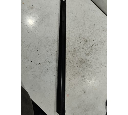 Уплотнитель стекла передний левый