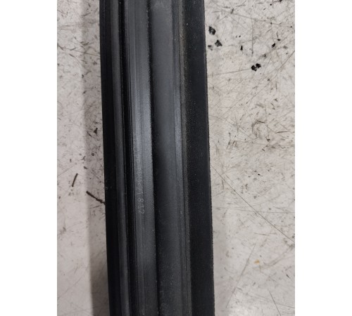 Уплотнитель стекла передний левый