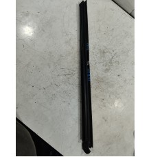 Уплотнитель стекла передний левый