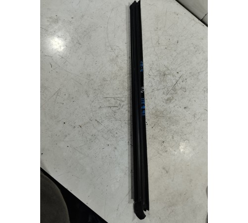 Уплотнитель стекла передний левый