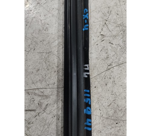 Уплотнитель стекла передний левый