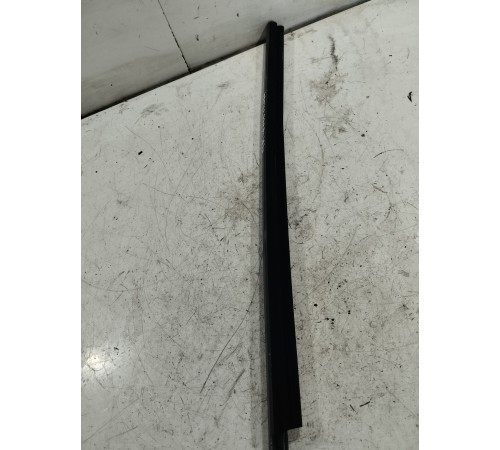 Уплотнитель стекла передний правый