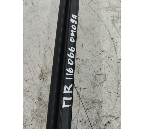 Уплотнитель стекла передний правый