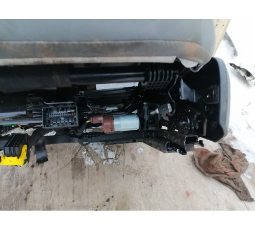 Сиденье переднее левое