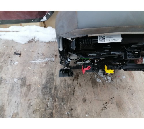 Сиденье переднее левое