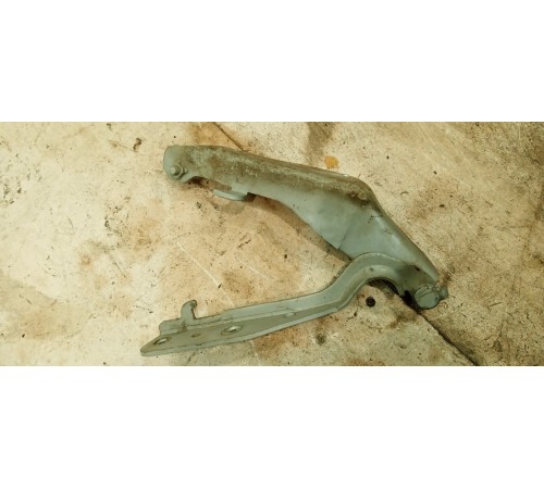 Петля капота левая