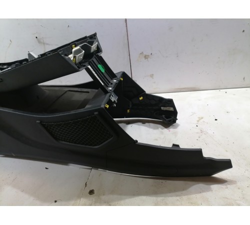 Центральная консоль с подлокотником