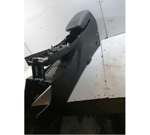 Центральная консоль с подлокотником