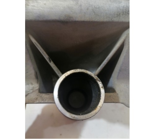 Кронштейн привода передний правый, чулок полуоси