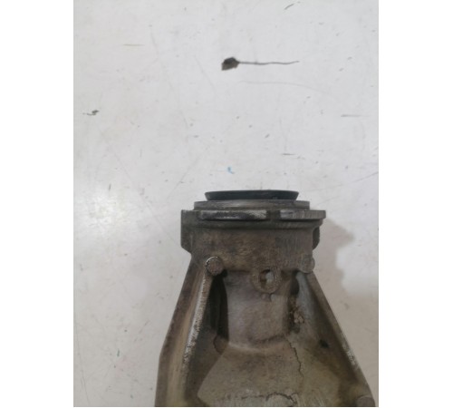 Кронштейн привода передний правый, чулок полуоси