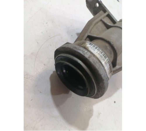 Кронштейн привода передний правый, чулок полуоси