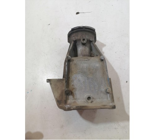 Кронштейн привода передний правый, чулок полуоси