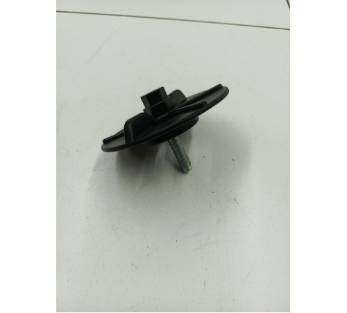 Болт крепления запасного колеса