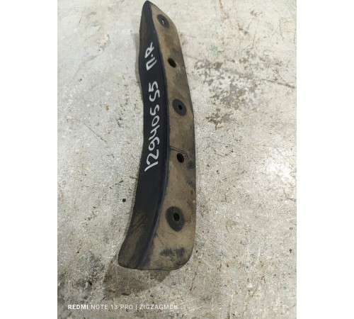 Брызговик передний правый