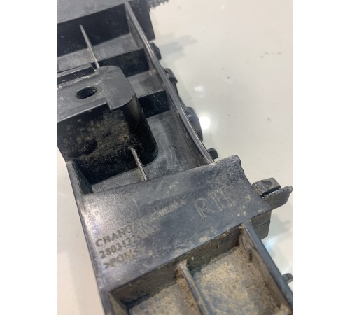 Кронштейн переднего бампера правый