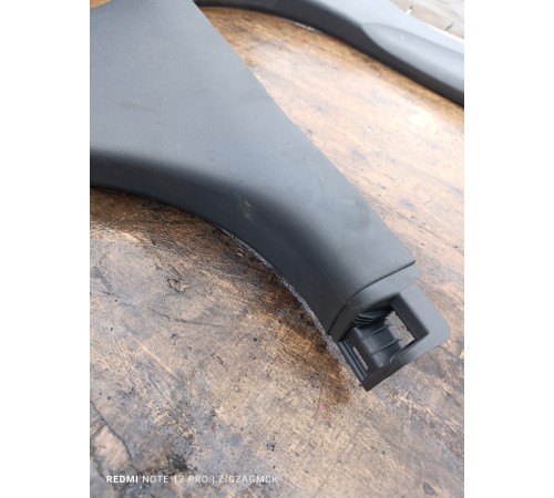 Накладка центральной стойки правая нижняя