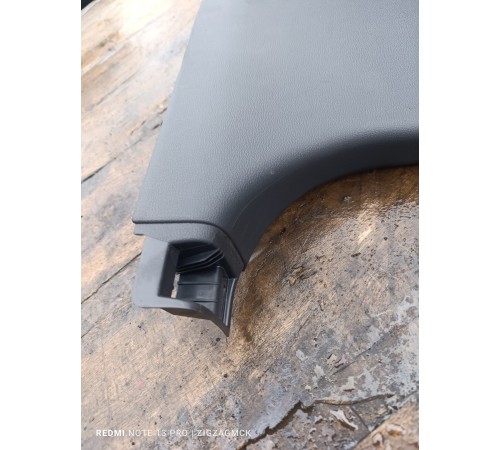 Накладка центральной стойки правая нижняя