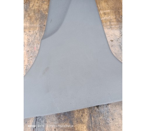 Накладка центральной стойки правая нижняя