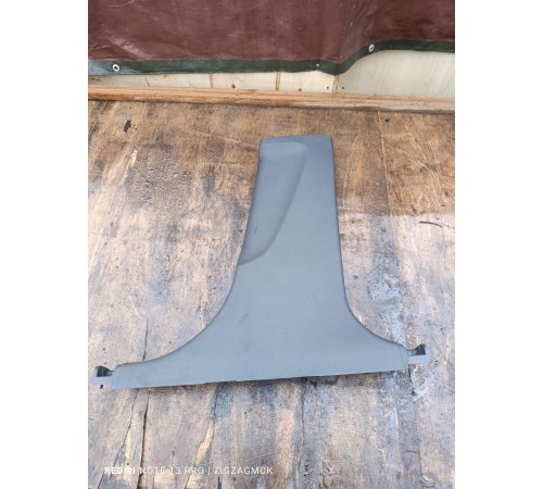 Накладка центральной стойки правая нижняя