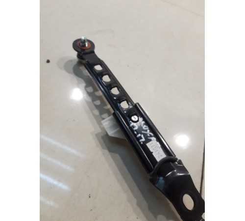 крепление регулировки ремня безопасности (переднее правое)