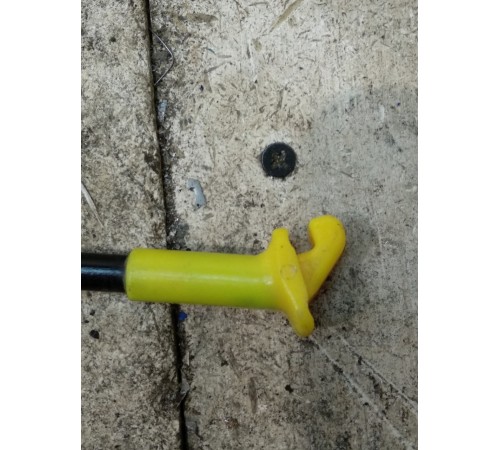 Держатель капота