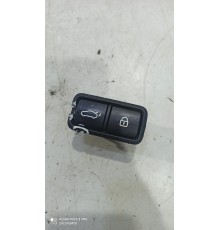 Кнопка закрывания багажника