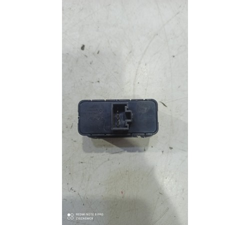 Кнопка закрывания багажника