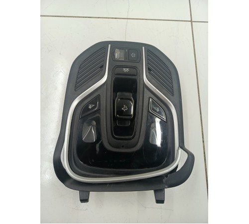 Плафон внутреннего освещения передний