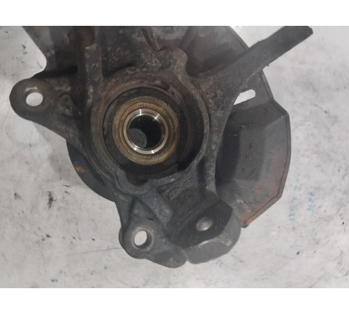 Кулак поворотный передний правый