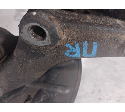 Кулак поворотный передний правый