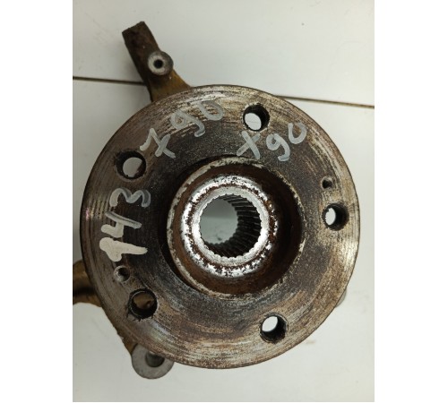 Кулак поворотный передний левый