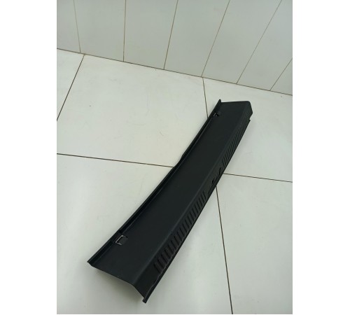 Накладка задней панели замка багажника