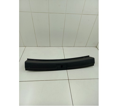 Накладка задней панели замка багажника