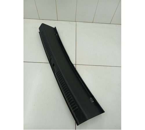 Накладка задней панели замка багажника