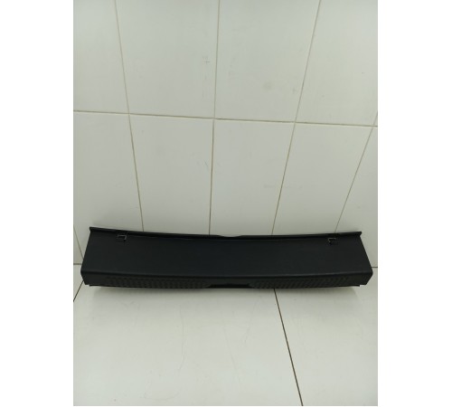 Накладка задней панели замка багажника